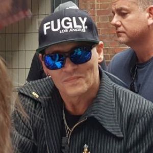 Johnny Depp, très amaigri, rencontre des fans dans les rues de Hambourg, Allemagne, le 2 juin 2018.