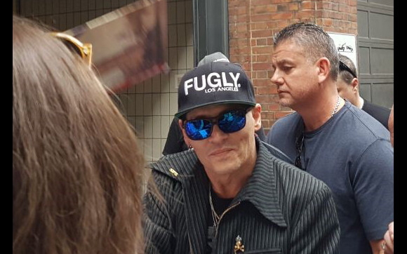 Johnny Depp, très amaigri, rencontre des fans dans les rues de Hambourg, Allemagne, le 2 juin 2018.