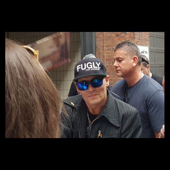 Johnny Depp, très amaigri, rencontre des fans dans les rues de Hambourg, Allemagne, le 2 juin 2018.