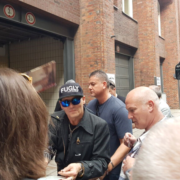 Johnny Depp, très amaigri, rencontre des fans dans les rues de Hambourg, Allemagne, le 2 juin 2018.