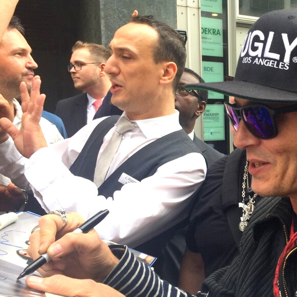 Johnny Depp, très amaigri, rencontre des fans dans les rues de Hambourg, Allemagne, le 2 juin 2018.