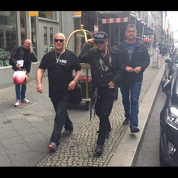 Johnny Depp, très amaigri, rencontre des fans dans les rues de Hambourg, Allemagne, le 2 juin 2018.