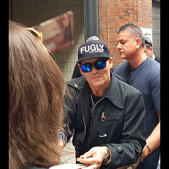 Johnny Depp, très amaigri, rencontre des fans dans les rues de Hambourg, Allemagne, le 2 juin 2018.