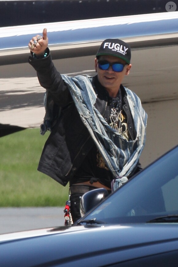 Exclusif - Johnny Depp arrive en jet privé à Bethlehem en Pennsylvanie, le 21 mai 2018.