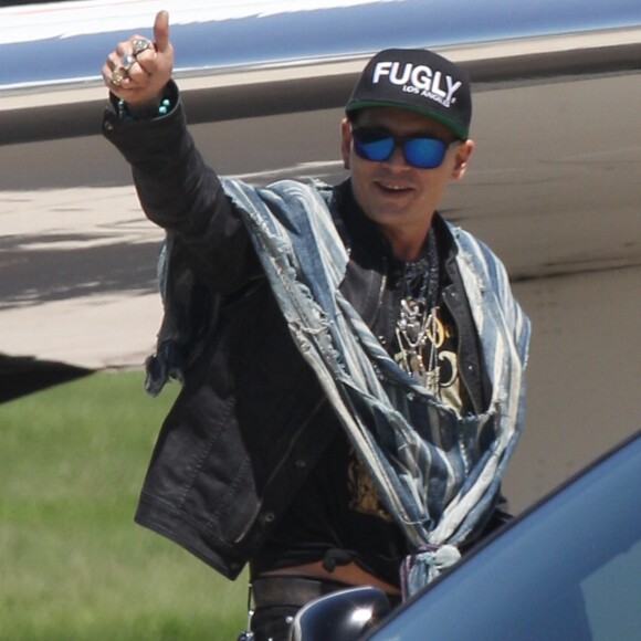 Exclusif - Johnny Depp arrive en jet privé à Bethlehem en Pennsylvanie, le 21 mai 2018.