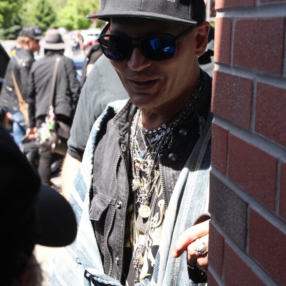 Exclusif - Johnny Depp arrive en jet privé à Bethlehem en Pennsylvanie, le 21 mai 2018.
