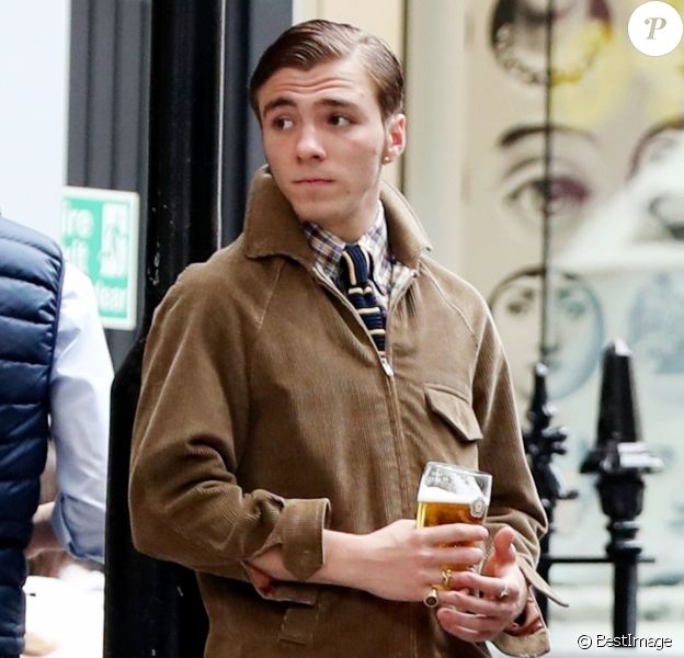 Exclusif - Rocco Ritchie boit une bière avec des amis à la taverne Fitzroy à Londres, le 24 mai 2018.