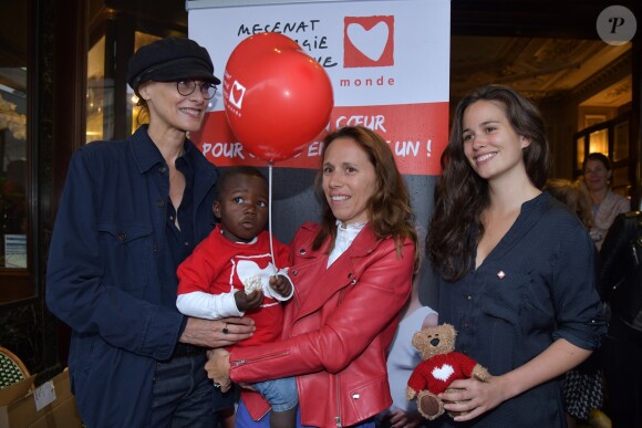 Inès de la Fressange et Lucie Lucas - Lancement de l'opération Petits Déjeuners Du Coeur au profit de l'association Mécénat Chirurgie Cardiaque au Café de la Paix à Paris. Le 5 juin 2018. © Giancarlo Gorassini / Bestimage