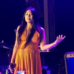 Anggun se produit à la soirée d'inauguration de l'hôtel Renaissance Bali Uluwatu. Juin 2018