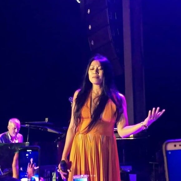 Anggun se produit à la soirée d'inauguration de l'hôtel Renaissance Bali Uluwatu. Juin 2018