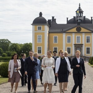 La princesse Victoria de Suède et son mari le prince Daniel étaient en visite au palais de Stromsholm à l'occasion de la Fête nationale suédoise le 6 juin 2018.