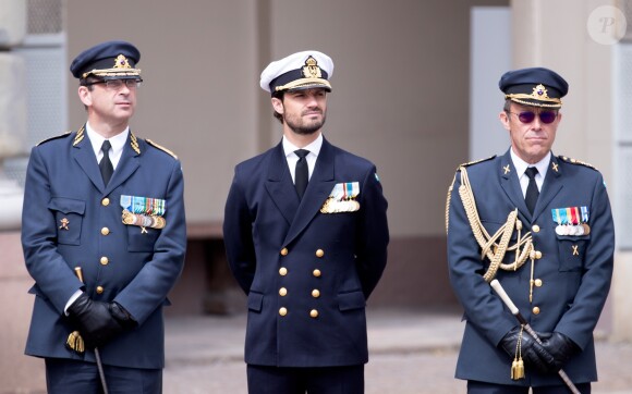 Le prince Carl Philip de Suède a assisté à la relève de la garde au palais royal Drottningholm à Stockholm lors de la Fête nationale le 6 juin 2018.