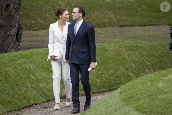 La princesse Victoria, le prince Daniel, le roi Carl XVI Gustaf et la reine Silvia de Suède inauguraient le 5 juin 2018 à Stockholm le mémorial en hommage aux 543 Suédois morts lors du tsunami de 2004.