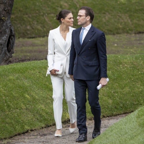 La princesse Victoria, le prince Daniel, le roi Carl XVI Gustaf et la reine Silvia de Suède inauguraient le 5 juin 2018 à Stockholm le mémorial en hommage aux 543 Suédois morts lors du tsunami de 2004.