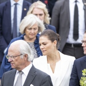 La princesse Victoria, le prince Daniel, le roi Carl XVI Gustaf et la reine Silvia de Suède inauguraient le 5 juin 2018 à Stockholm le mémorial en hommage aux 543 Suédois morts lors du tsunami de 2004.