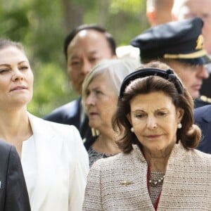 La princesse Victoria, le prince Daniel, le roi Carl XVI Gustaf et la reine Silvia de Suède inauguraient le 5 juin 2018 à Stockholm le mémorial en hommage aux 543 Suédois morts lors du tsunami de 2004.