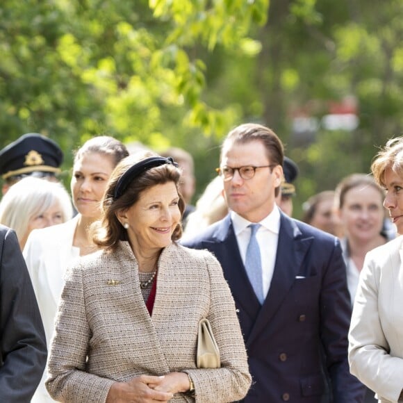 La princesse Victoria, le prince Daniel, le roi Carl XVI Gustaf et la reine Silvia de Suède inauguraient le 5 juin 2018 à Stockholm le mémorial en hommage aux 543 Suédois morts lors du tsunami de 2004.