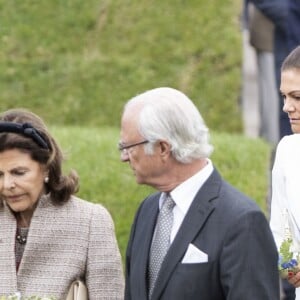 La princesse Victoria, le prince Daniel, le roi Carl XVI Gustaf et la reine Silvia de Suède inauguraient le 5 juin 2018 à Stockholm le mémorial en hommage aux 543 Suédois morts lors du tsunami de 2004.