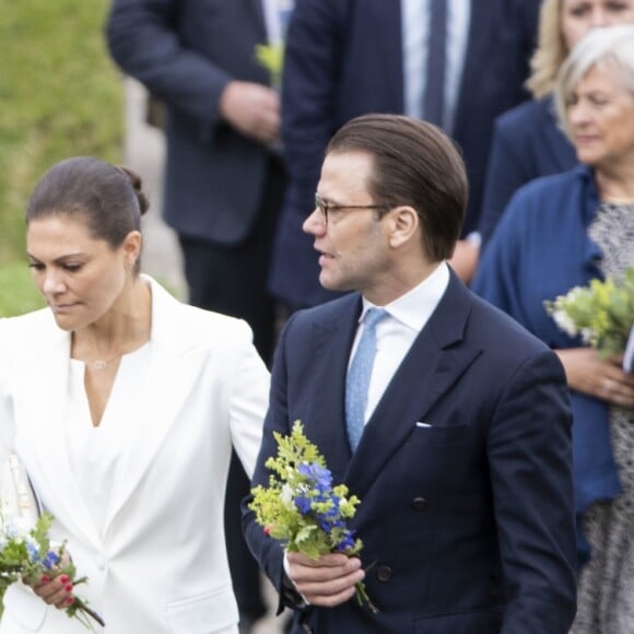 La princesse Victoria, le prince Daniel, le roi Carl XVI Gustaf et la reine Silvia de Suède inauguraient le 5 juin 2018 à Stockholm le mémorial en hommage aux 543 Suédois morts lors du tsunami de 2004.