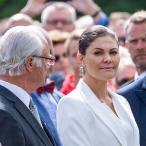 La princesse Victoria, le prince Daniel, le roi Carl XVI Gustaf et la reine Silvia de Suède inauguraient le 5 juin 2018 à Stockholm le mémorial en hommage aux 543 Suédois morts lors du tsunami de 2004.