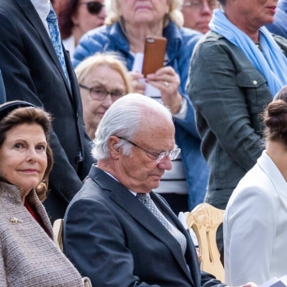 La princesse Victoria, le prince Daniel, le roi Carl XVI Gustaf et la reine Silvia de Suède inauguraient le 5 juin 2018 à Stockholm le mémorial en hommage aux 543 Suédois morts lors du tsunami de 2004.