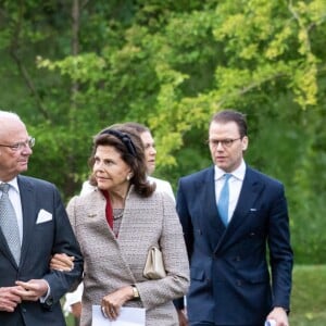 La princesse Victoria, le prince Daniel, le roi Carl XVI Gustaf et la reine Silvia de Suède inauguraient le 5 juin 2018 à Stockholm le mémorial en hommage aux 543 Suédois morts lors du tsunami de 2004.