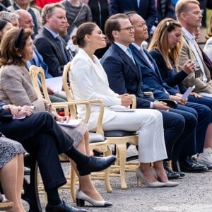 La princesse Victoria, le prince Daniel, le roi Carl XVI Gustaf et la reine Silvia de Suède inauguraient le 5 juin 2018 à Stockholm le mémorial en hommage aux 543 Suédois morts lors du tsunami de 2004.