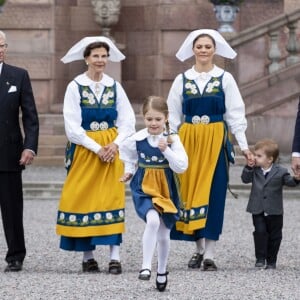 La princesse Estelle de Suède bondissante au palais Drottningholm à Stockholm devant le roi Carl XVI Gustaf, la reine Silvia, la princesse Victoria, le prince Oscar et le prince Daniel alors que la famille royale de Suède célébrait le 6 juin 2018 la Fête nationale suédoise.