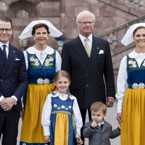 Le prince Daniel, la reine Silvia, la princesse Estelle, le roi Carl XVI Gustaf, le prince Oscar et la princesse Victoria de Suède posant au palais royal Drottningholm à Stockholm pour la Fête nationale suédoise le 6 juin 2018.