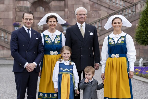 Le prince Daniel, la reine Silvia, la princesse Estelle, le roi Carl XVI Gustaf, le prince Oscar et la princesse Victoria de Suède posant au palais royal Drottningholm à Stockholm pour la Fête nationale suédoise le 6 juin 2018.