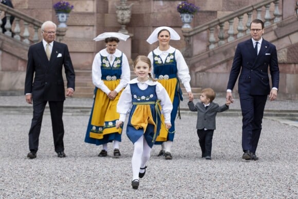 La princesse Estelle de Suède bondissante au palais Drottningholm à Stockholm devant le roi Carl XVI Gustaf, la reine Silvia, la princesse Victoria, le prince Oscar et le prince Daniel alors que la famille royale de Suède célébrait le 6 juin 2018 la Fête nationale suédoise.