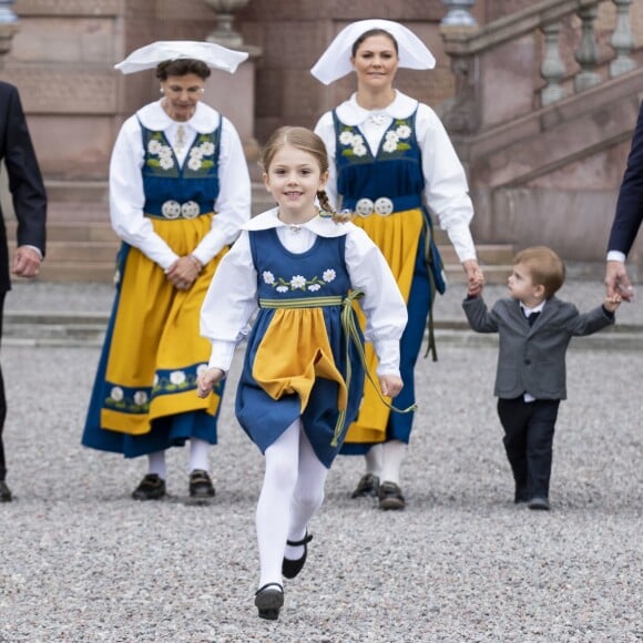 La princesse Estelle de Suède bondissante au palais Drottningholm à Stockholm devant le roi Carl XVI Gustaf, la reine Silvia, la princesse Victoria, le prince Oscar et le prince Daniel alors que la famille royale de Suède célébrait le 6 juin 2018 la Fête nationale suédoise.