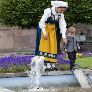 Le prince Oscar de Suède, avec sa maman la princesse héritière Victoria, fasciné par un bassin le 6 juin 2018 au palais royal Drottningholm à Stockholm lors de la Fête nationale suédoise.