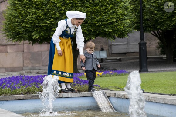 Le prince Oscar de Suède, avec sa maman la princesse héritière Victoria, fasciné par un bassin le 6 juin 2018 au palais royal Drottningholm à Stockholm lors de la Fête nationale suédoise.