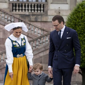 Le prince Oscar de Suède avec ses parents la princesse héritière Victoria et le prince Daniel le 6 juin 2018 au palais royal Drottningholm à Stockholm lors de la Fête nationale suédoise.