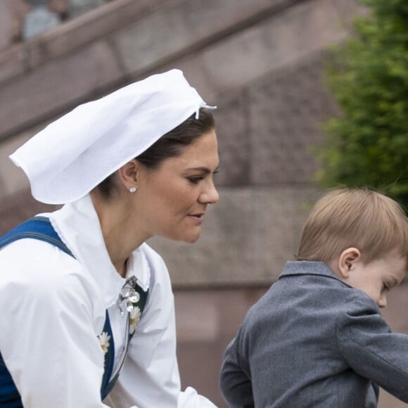 Le prince Oscar de Suède, avec sa maman la princesse héritière Victoria, fasciné par un bassin le 6 juin 2018 au palais royal Drottningholm à Stockholm lors de la Fête nationale suédoise.