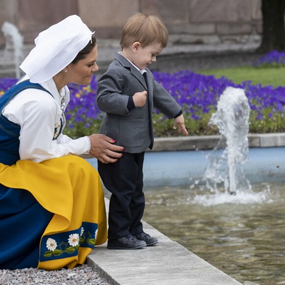 Le prince Oscar de Suède, avec sa maman la princesse héritière Victoria, fasciné par un bassin le 6 juin 2018 au palais royal Drottningholm à Stockholm lors de la Fête nationale suédoise.