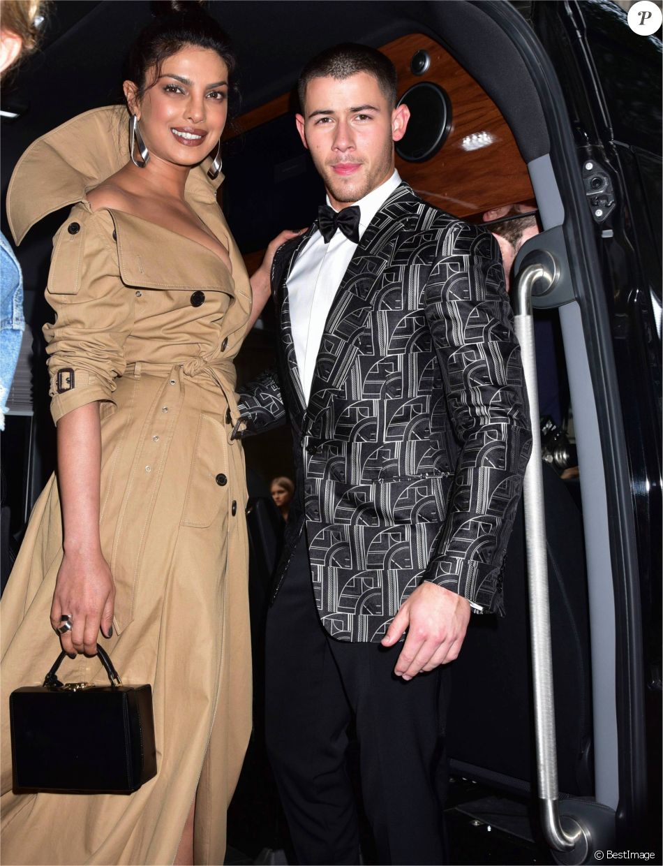 Priyanka Chopra et Nick Jonas (habillés en Ralph Lauren) à la sortie de