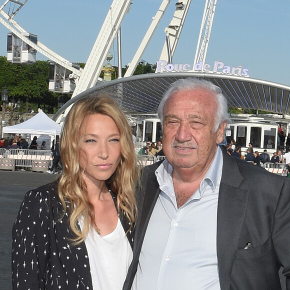 Laura Smet et Marcel Campion - Fermeture de la Grande Roue de la place de la Concorde et remise d'un chèque de 90 000 euros pour l'Institut Rafaël ( Institut soutenu par J.Hallyday) à Paris le 18 mai 2018 © Guirec Coadic / Bestimage