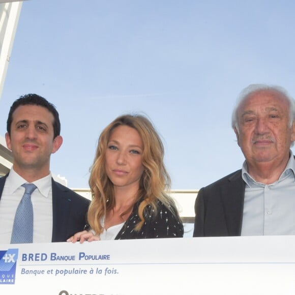 Le professeur Alain Toledano (Institut Rafaël), Laura Smet et Marcel Campion - Fermeture de la Grande Roue de la place de la Concorde et remise d'un chèque de 90 000 euros pour l'Institut Rafaël ( Institut soutenu par J.Hallyday) à Paris le 18 mai 2018 © Guirec Coadic / Bestimage