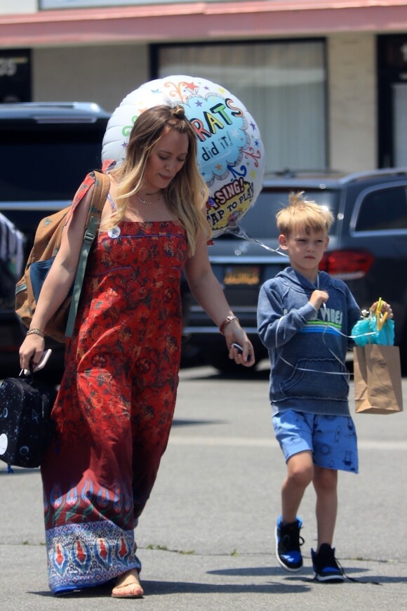 Exclusif - Hilary Duff et son fils Luca à Los Angeles. Le 7 juin 2018.