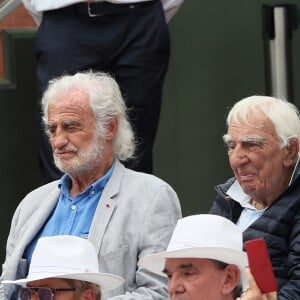 Jean-Paul Belmondo, Charles Gérard et Isabelle Huppert dans les tribunes des Internationaux de France de Tennis de Roland Garros à Paris, le 10 juin 2018. © Dominique Jacovides - Cyril Moreau/Bestimage