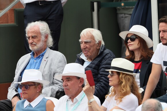 Jean-Paul Belmondo, Charles Gérard et Isabelle Huppert dans les tribunes des Internationaux de France de Tennis de Roland Garros à Paris, le 10 juin 2018. © Dominique Jacovides - Cyril Moreau/Bestimage