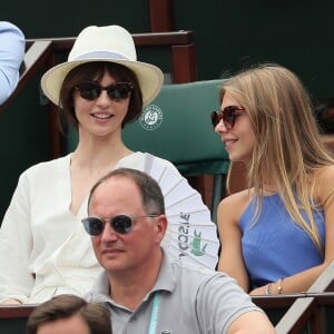 Annabelle Belmondo et Stella Belmondo dans les tribunes des Internationaux de France de Tennis de Roland Garros à Paris, le 10 juin 2018. © Dominique Jacovides - Cyril Moreau/Bestimage