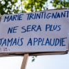 Des manifestants brandissent des pancartes devant le Zénith de Paris le soir du concert de Bertrand Cantat le 7 juin 2018.