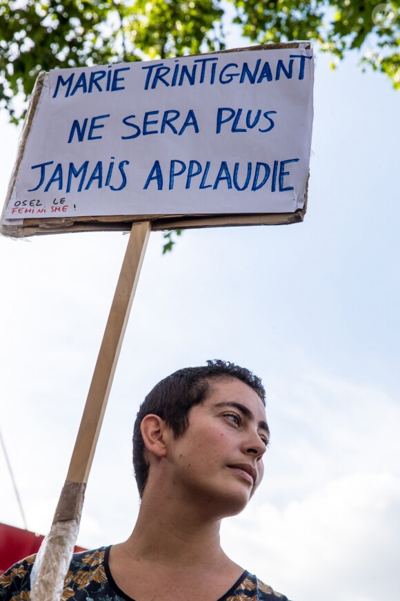 Des manifestants brandissent des pancartes devant le Zénith de Paris le soir du concert de Bertrand Cantat le 7 juin 2018.