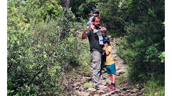 Stéphane Hénon et ses fils : Promenade en pleine nature pour un trio complice