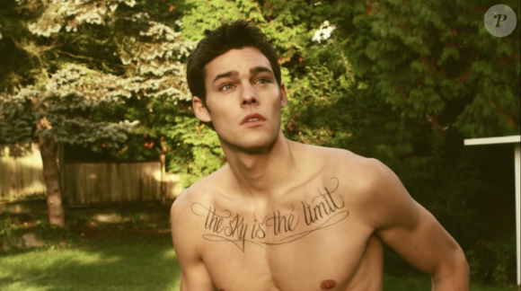 Holden Nowell dans le clip de Carly Rae Jepsen "Call Me Maybe", mars 2012.