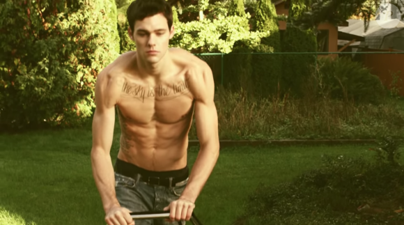 Holden Nowell dans le clip de Carly Rae Jepsen "Call Me Maybe", mars 2012.