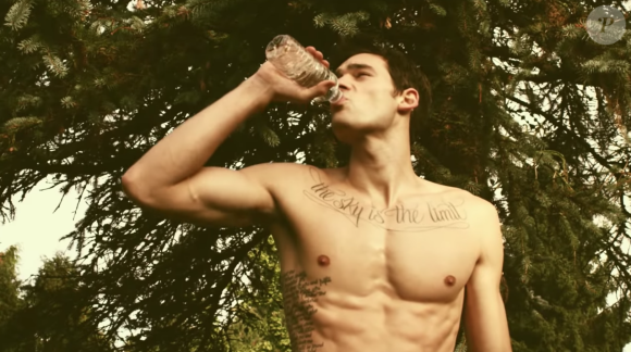 Holden Nowell dans le clip de Carly Rae Jepsen "Call Me Maybe", mars 2012.
